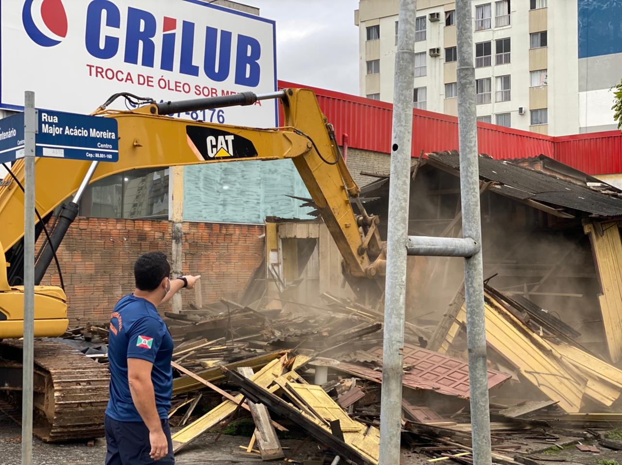 Defesa Civil de Criciúma derruba conhecida casa na Avenida Centenário por risco de queda