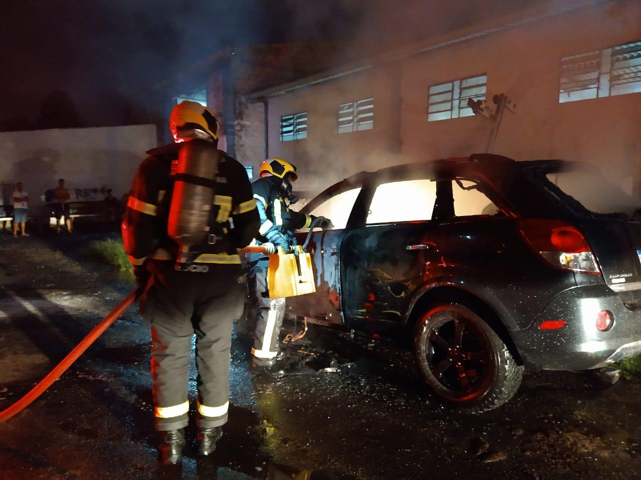 Veículo é tomado pelas chamas no bairro São Francisco, em Criciúma