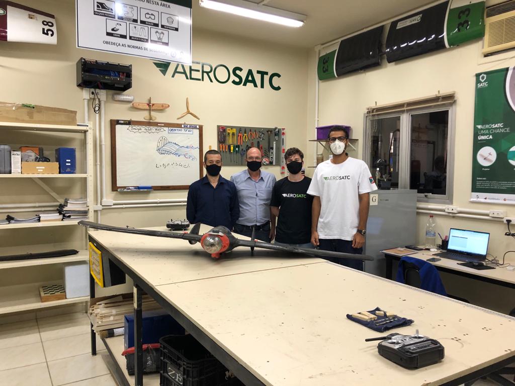 Equipe do AeroSatc faz manutenção em veículo aéreo não tripulado
