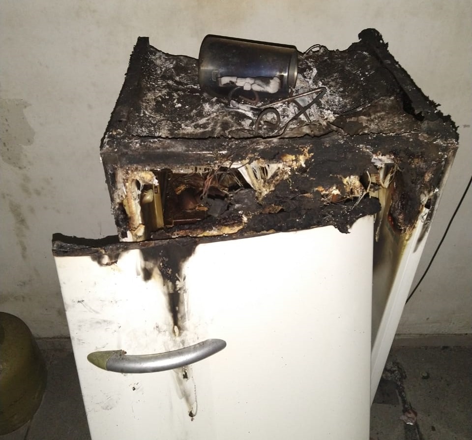 Vela acessa em cima de refrigerador causa princípio de incêndio em Criciúma