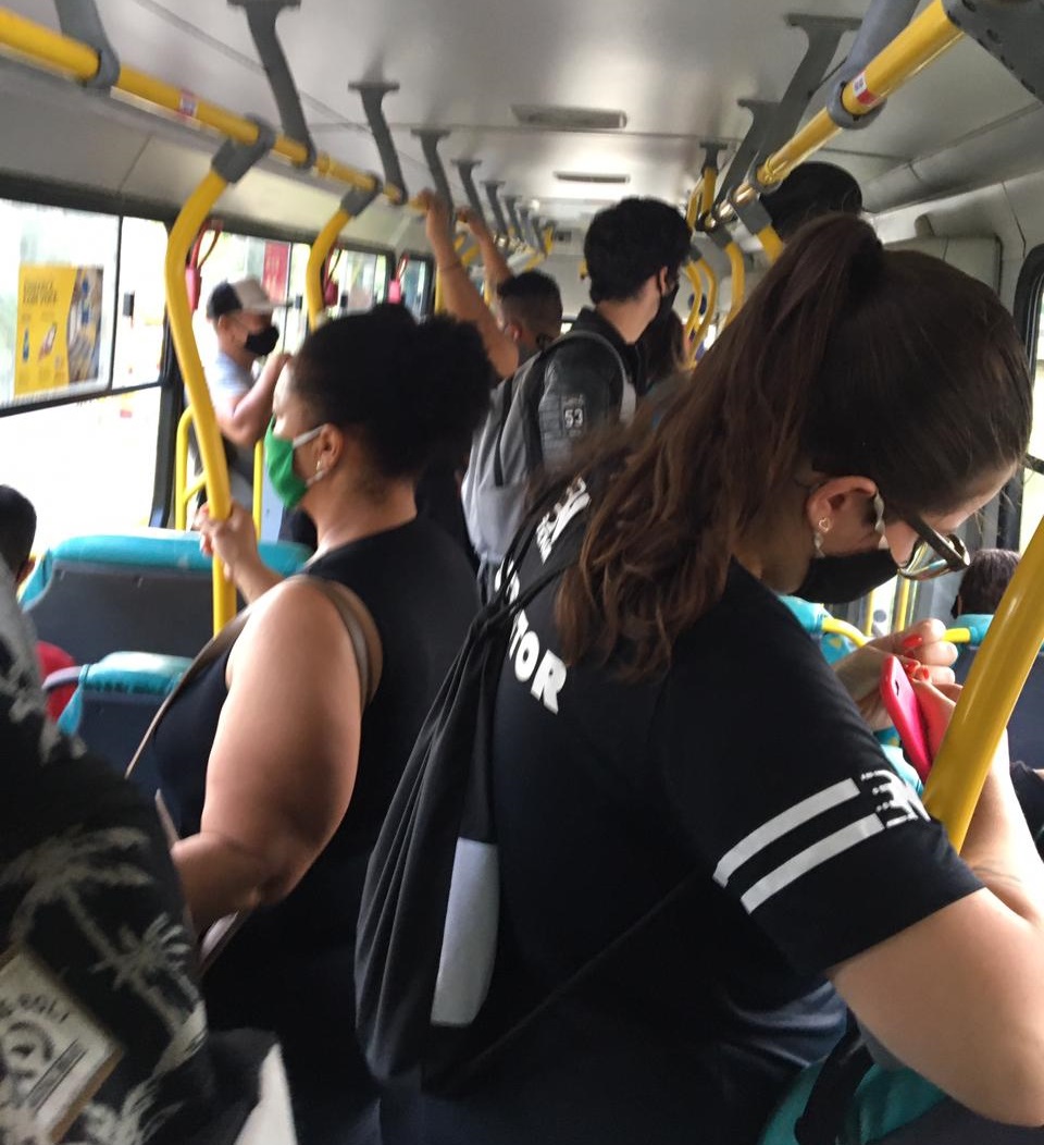 Passageiros reclamam de lotação nos ônibus em horário de pico em Criciúma