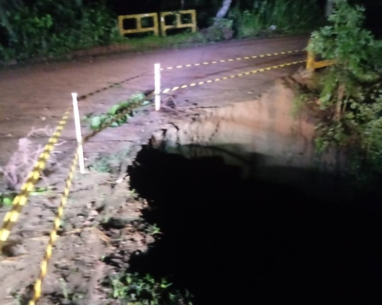 No bairro Osvaldo Amaral, a cabeceira de uma ponte foi danificada pela forte correnteza | Foto: Prefeitura de Corupá/Divulgação 