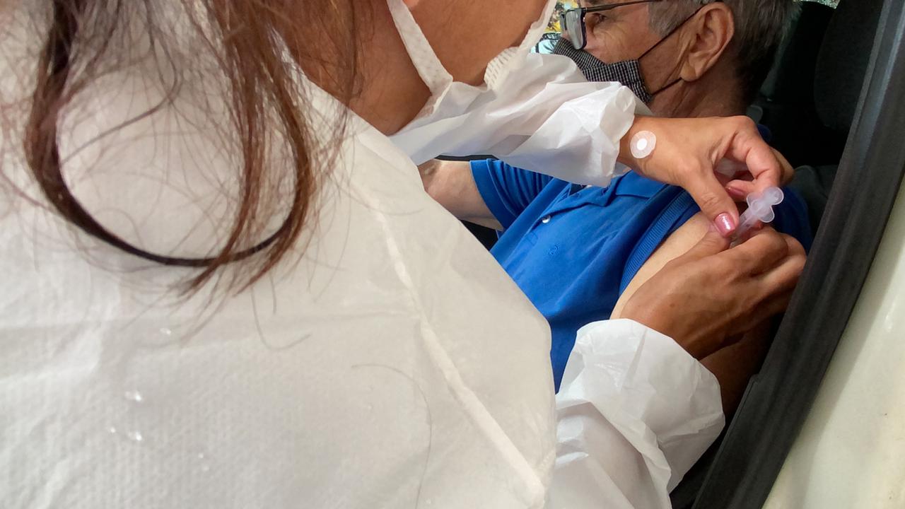 Idosos acima de 69 anos começam a ser vacinados contra covid em Criciúma