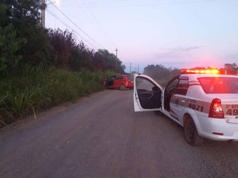 Homem rouba veículo e é preso pela Polícia Militar após perseguição e troca de tiros em Criciúma
