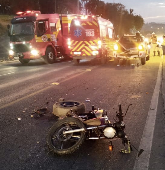 Após colisão traseira, motociclista é projetado em caçamba de picape em Urussanga
