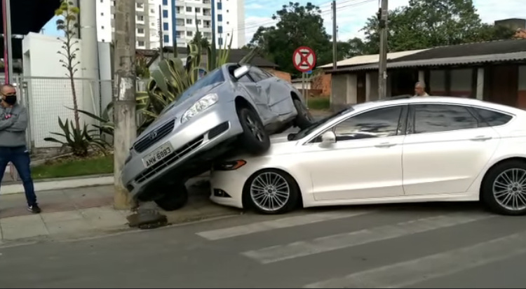Após colisão lateral, carro é prensado contra poste em Içara