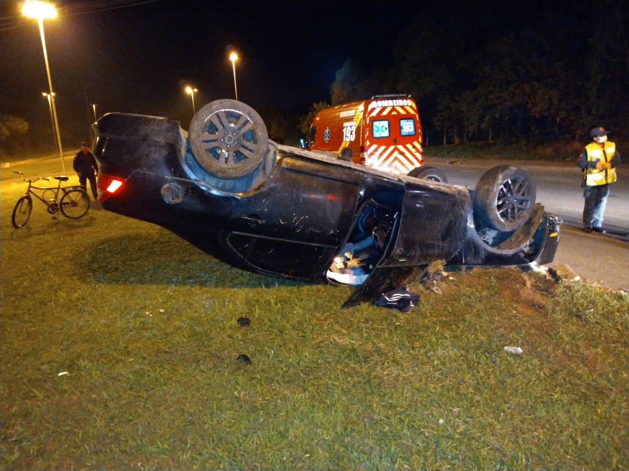 Condutor capota e abandona veículo na rodovia Jorge Lacerda