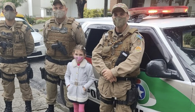 Fã da Polícia Militar, menina de 7 anos ganha aniversário especial da corporação em Criciúma