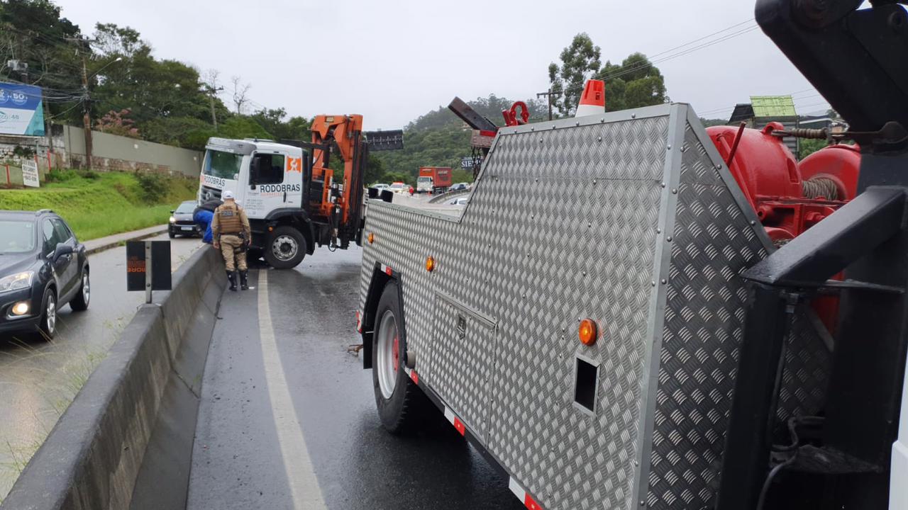Caminhão bloqueou a SC-401 na manhã desta quinta-feira (6) | Foto GMF