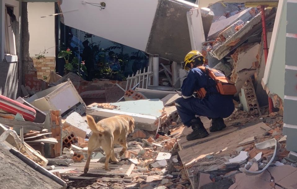 O Cabo Valdeley e o cão Marley, do Batalhão de São José, auxiliam nas buscas | Foto CBMSC