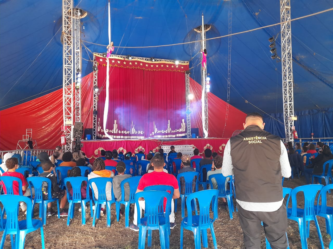 Crianças atendidas pelos Cras de Criciúma assistem espetáculo do Circo Rakmer
