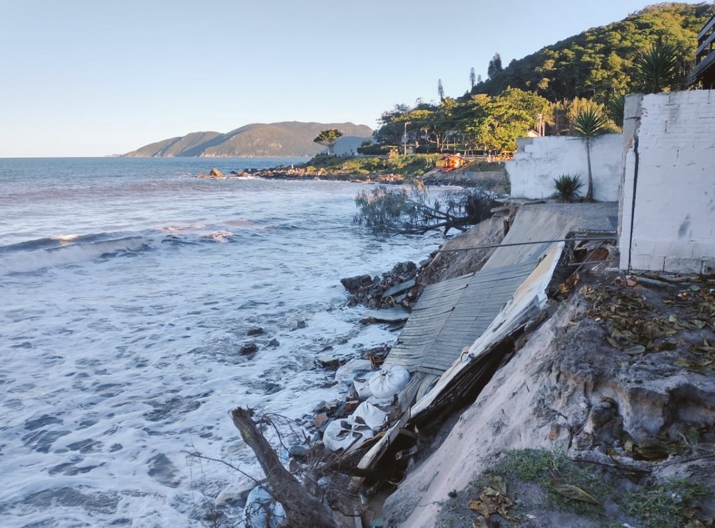 Mar destruiu casas no Morro das Pedras | Foto PMRv