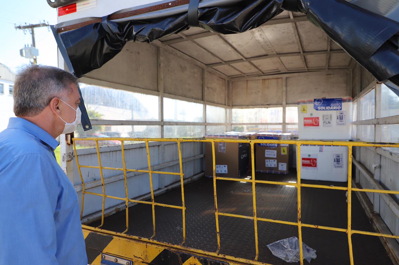 Prefeito de Florianópolis, Gean Loureiro, recepcionou a carga com doses da Pfizer | Foto Divulgação/PMF