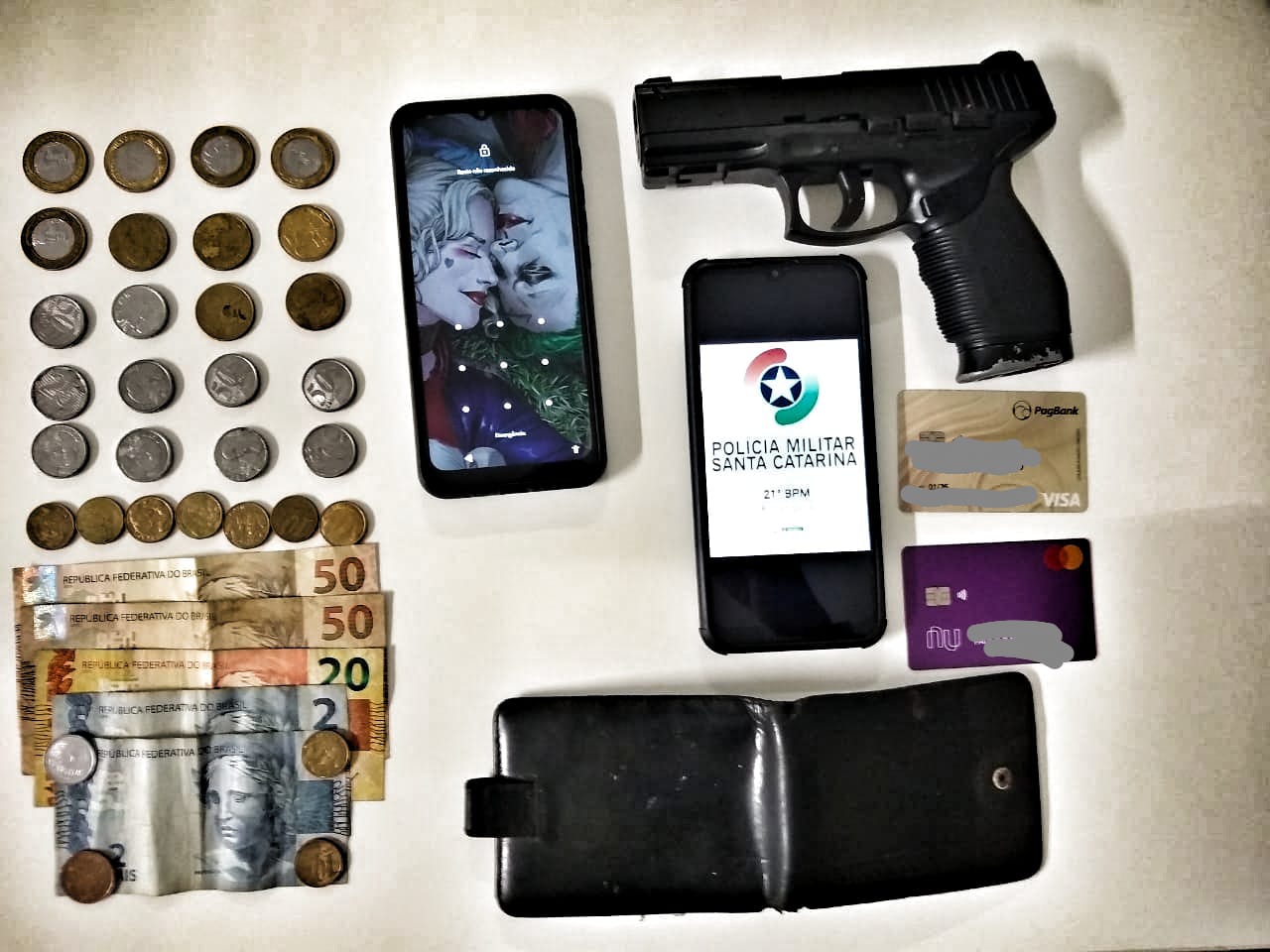 Simulacro de pistola, dinheiro e pertences foram recuperados | Foto Divulgação/PMSC