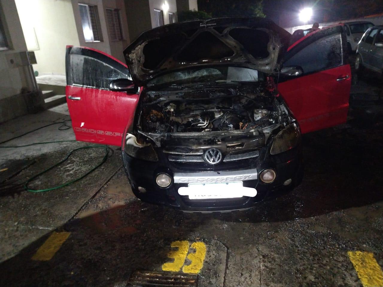 Veículo pega fogo em ocorrência no bairro Jardim Maristela, em Criciúma