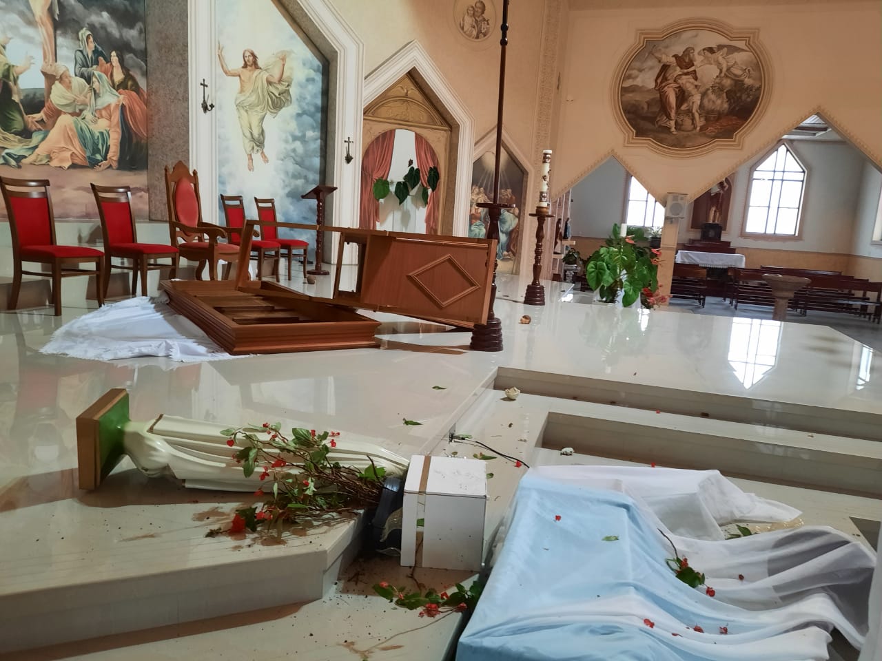 Fotos: Igreja matriz em Treze de Maio é alvo de ataque na manhã desta quarta-feira