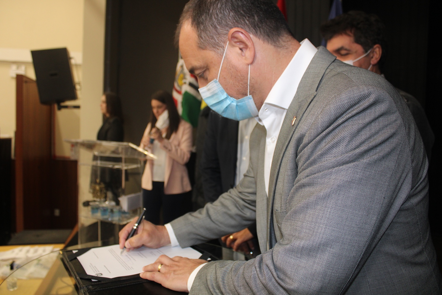 Governador Carlos Moisés assina convênio de repasse ao Centro de Inovação do Bairro da Juventude
