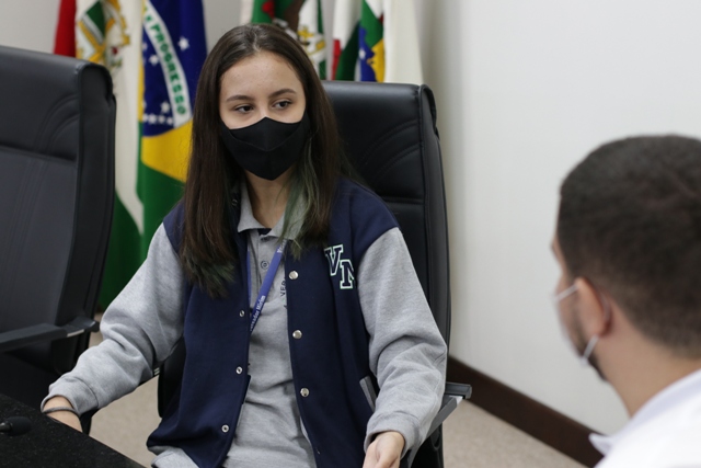 Presidente da Câmara Mirim, Maria Carollini Maes, de 13 anos, do 8° ano da EMEB Marcos Emílio Verbinnen. Foto: Câmara de Vereadores.