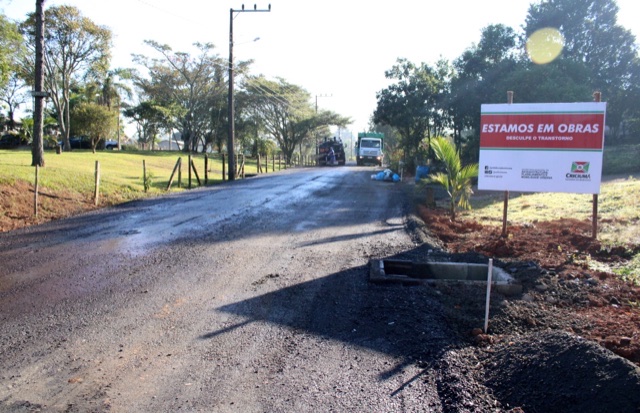 Rua Tranquilo Dalmolin começa a ser pavimentada no Verdinho, em Criciúma