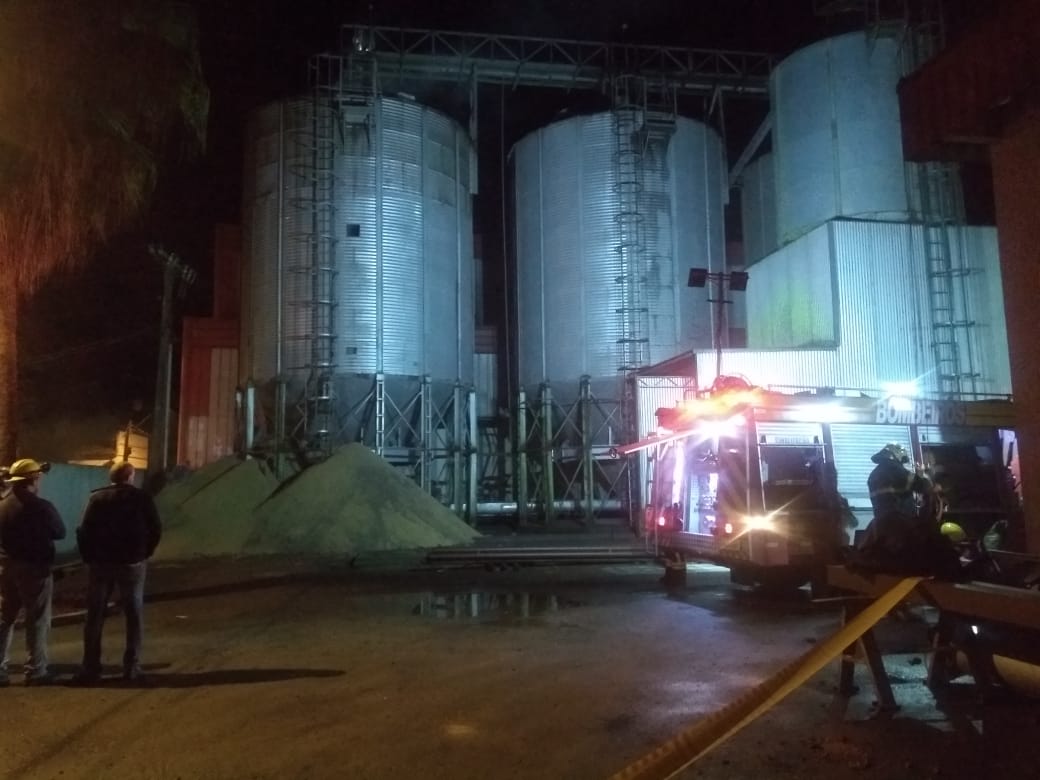 Bombeiros são mobilizados para combater incêndio em silo de arroz em Turvo