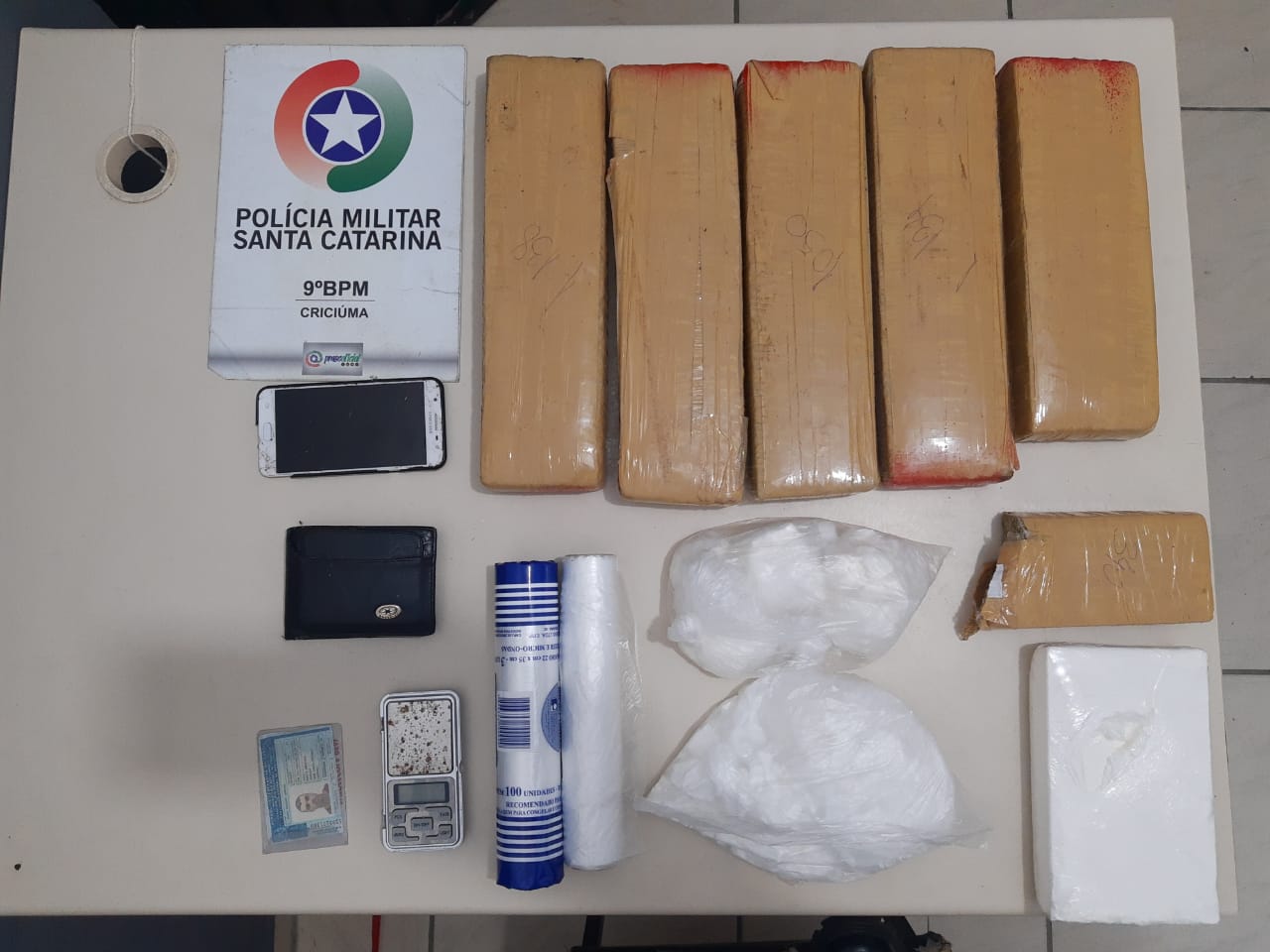 PM de Criciúma prende traficante e apreende mais de sete quilos de maconha e cocaína