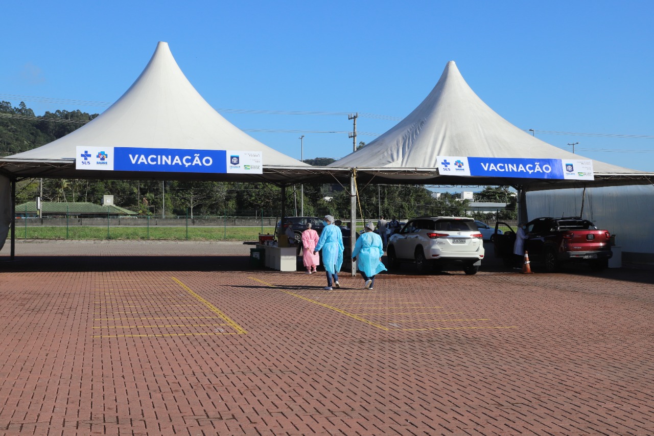 Centro de Eventos Luiz Henrique da Silveira, em Canasvieiras, fica aberto 24 horas como drive-thru e ponto fixo de vacinação | Foto Divulgação/PMF