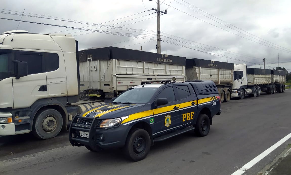PRF flagra quase 25 toneladas de excesso de peso em duas carretas na BR-101, em Araranguá