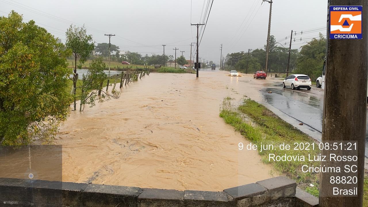 Água na pista deixa trânsito lento na Rodovia Luiz Rosso, em Criciúma