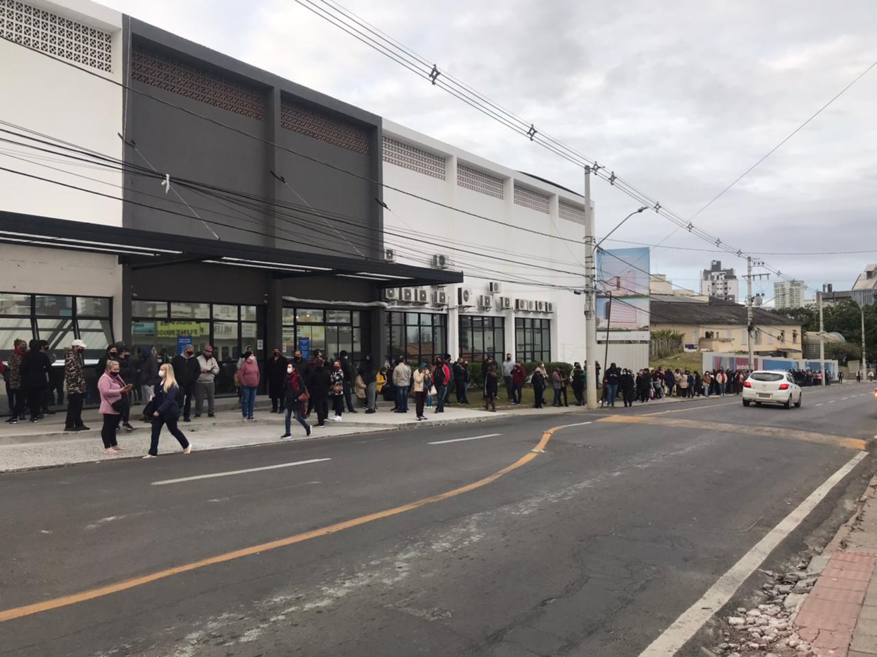 Grande fila se forma para compras no bazar beneficente do Hospital São José, em Criciúma