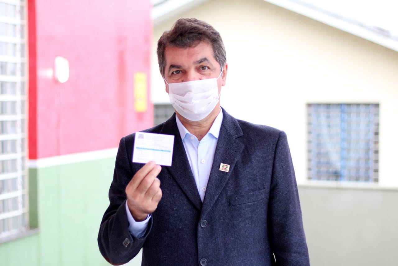 Vídeo: Prefeito de Criciúma recebe a primeira dose da vacina da Covid-19