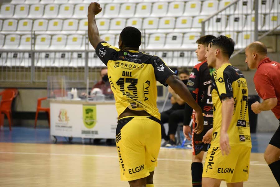 Dill marcou duas vezes em cobranças de tiro livre direto | Foto: Paulinho Sauer/Jaraguá Futsal