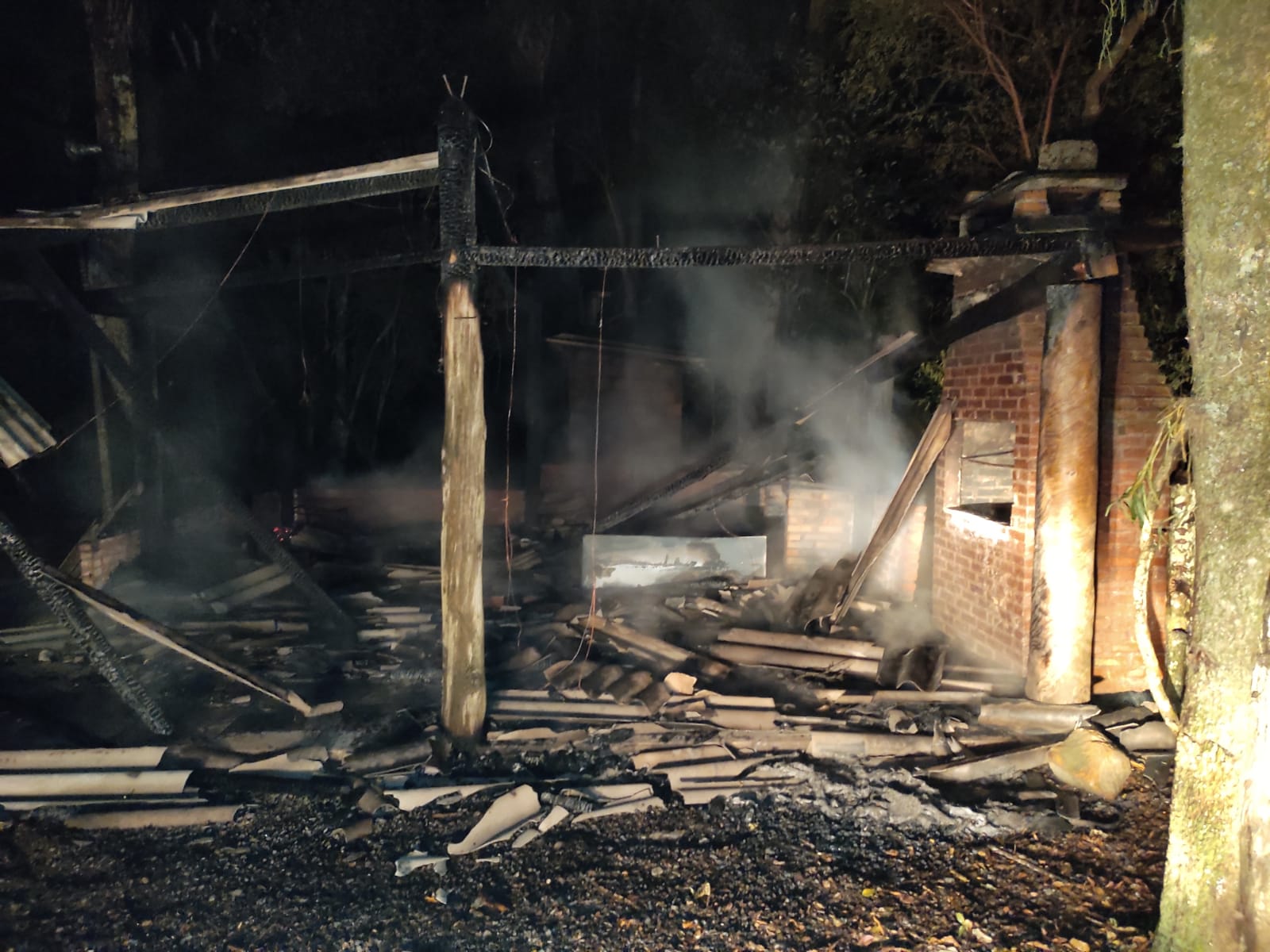 Incêndio destrói salão de festas no município de Morro Grande