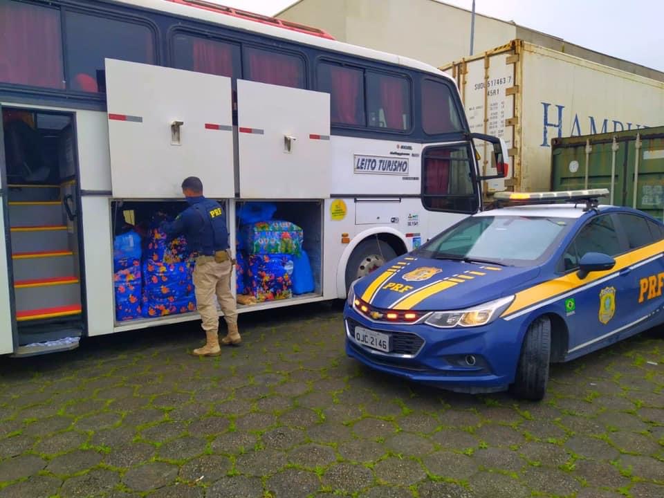 PRF flagra, pela segunda vez, mesmo ônibus transportando importados de forma irregular