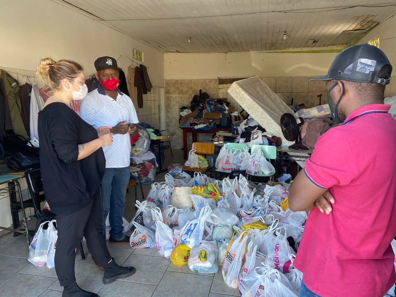 Alimentos arrecadados durante Parada LGBTQIA+ são entregues a imigrantes de Criciúma