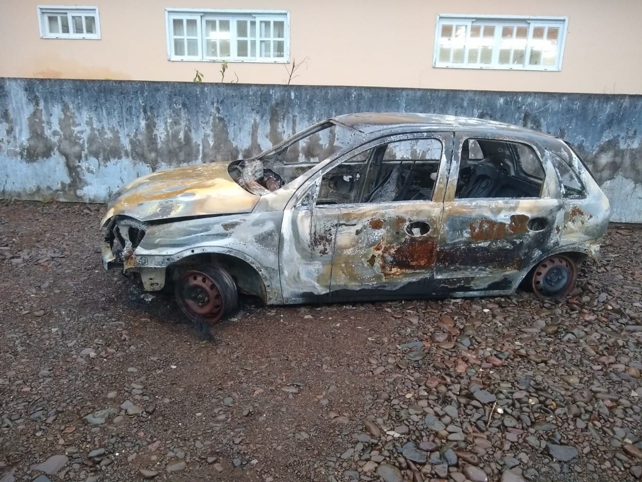 Homem queima o próprio carro para dar golpe na seguradora, mas é descoberto pela polícia