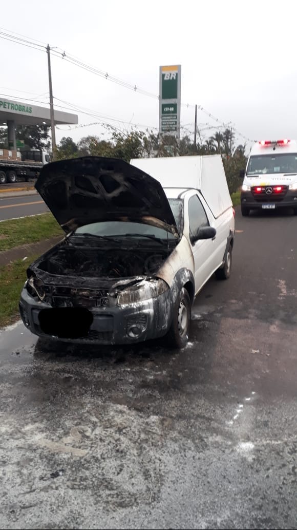 Veículo é atingido por incêndio na BR-101 em Maracajá