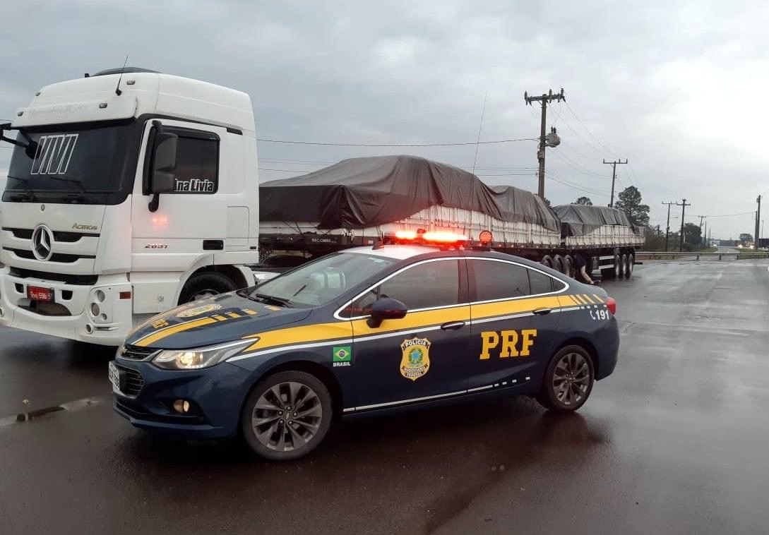 PRF flagra 20 toneladas de excesso em rodotrem na BR-101 em Araranguá