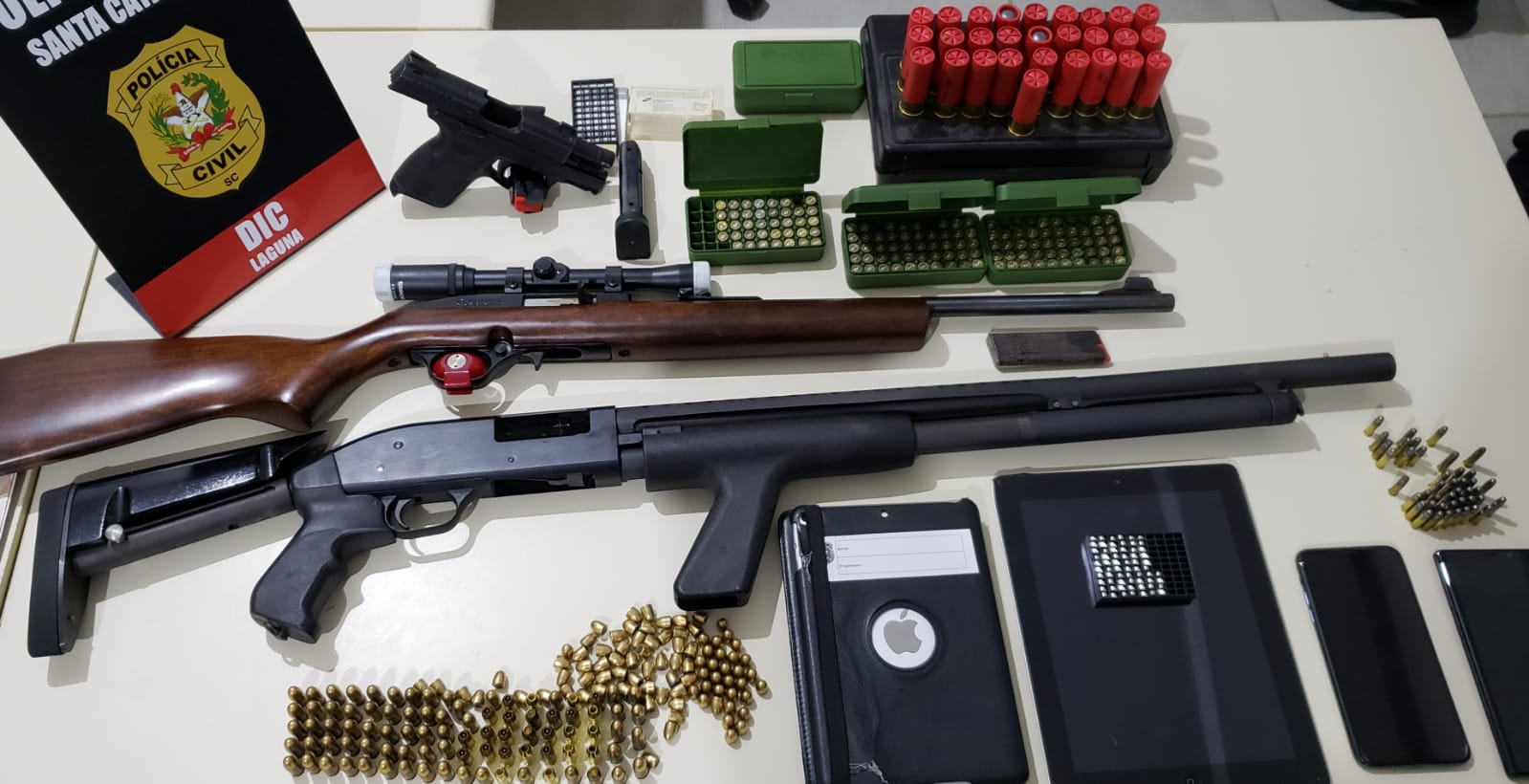 Polícia Civil apreende armas em investigação de extorsão de R$ 1 milhão em Laguna