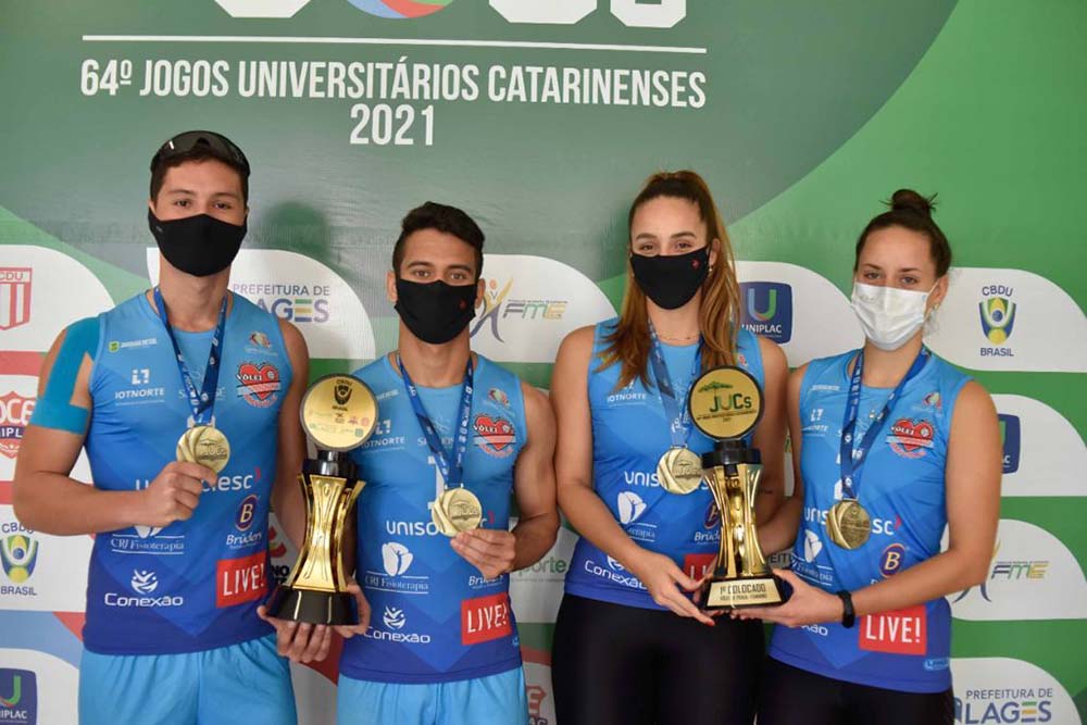 João Vitor, Joshua, Helena e Larissa foram campeões invictos dos Jogos Universitários Catarinenses | Foto: Divulgação