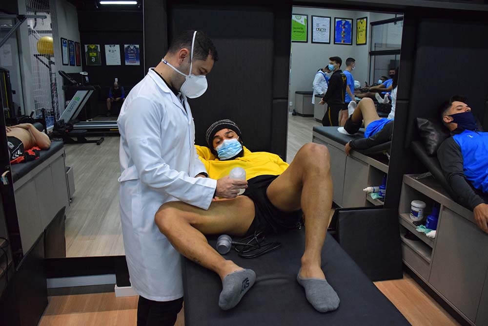 Oitomeia faz preparação com o fisioterapeuta do Jaraguá Futsal, Wilson Gomes Junior | Foto: Lucas Pavin/Avante! Esportes