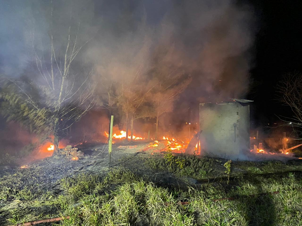 Casa abandonada é destruída por incêndio em Balneário Arroio do Silva