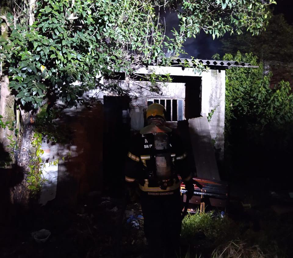 Residência abandonada é atingida por incêndio em Criciúma