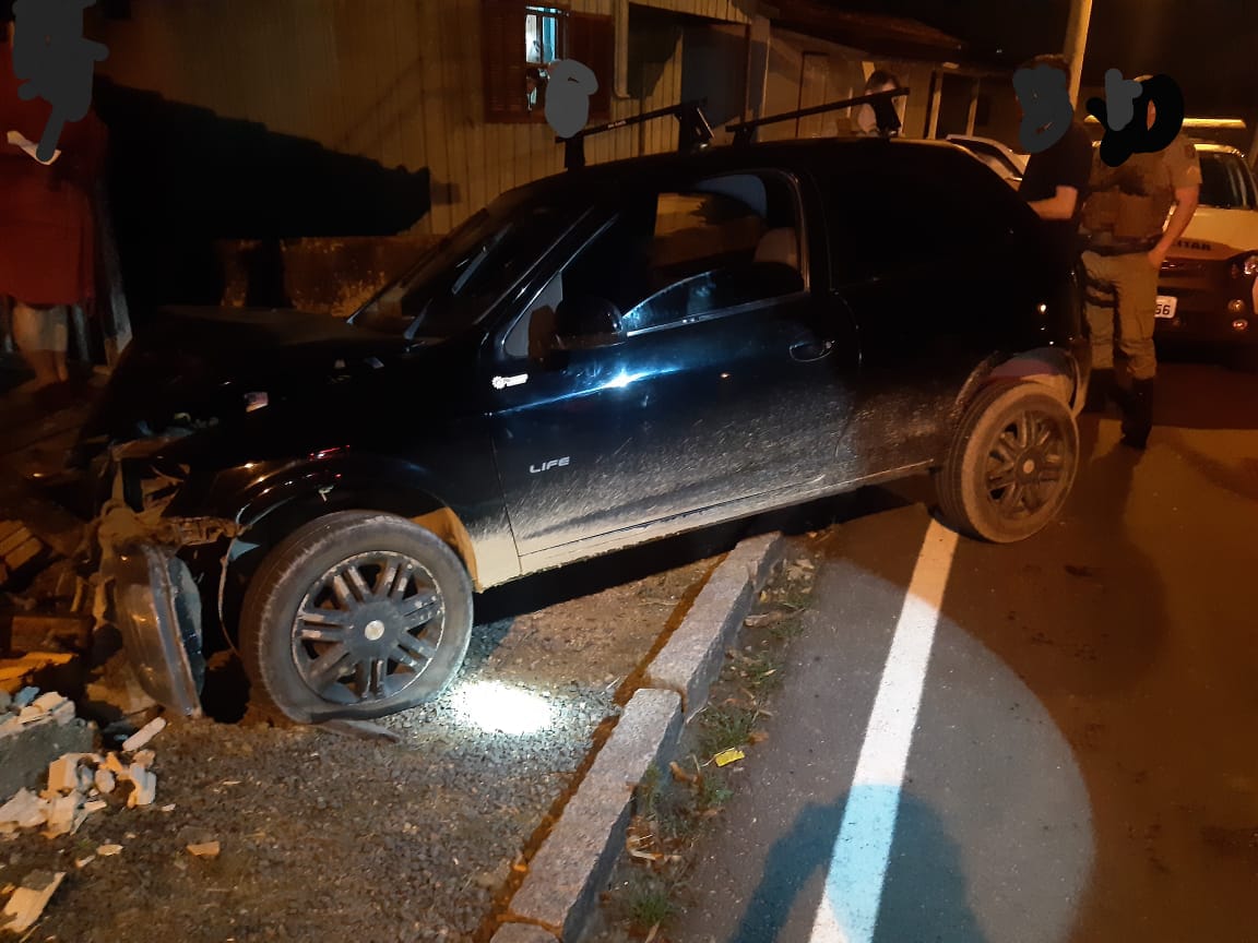 Veículo colide em muro residencial em Urussanga