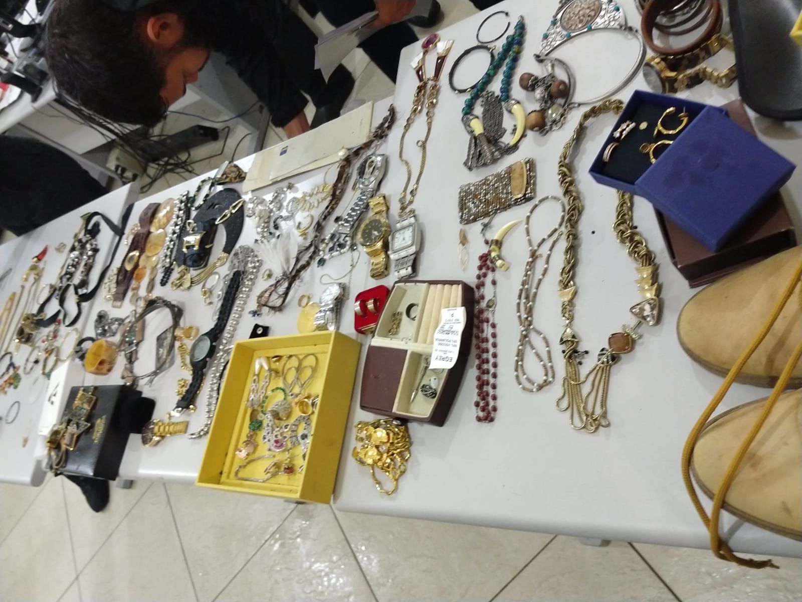 Operação investiga furto de mais de R$ 400 mil em joias e extorsão de empresária em Criciúma