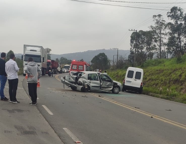 Fotos e vídeo: Acidente envolvendo três veículos deixa dois feridos no Anel Viário de Criciúma
