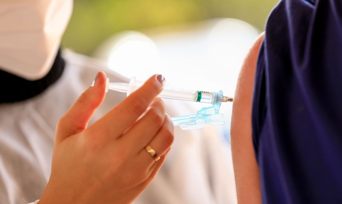 Intervalo entre doses deve ser reduzido e vacinação de adolescentes deve começar em setembro, diz ministro