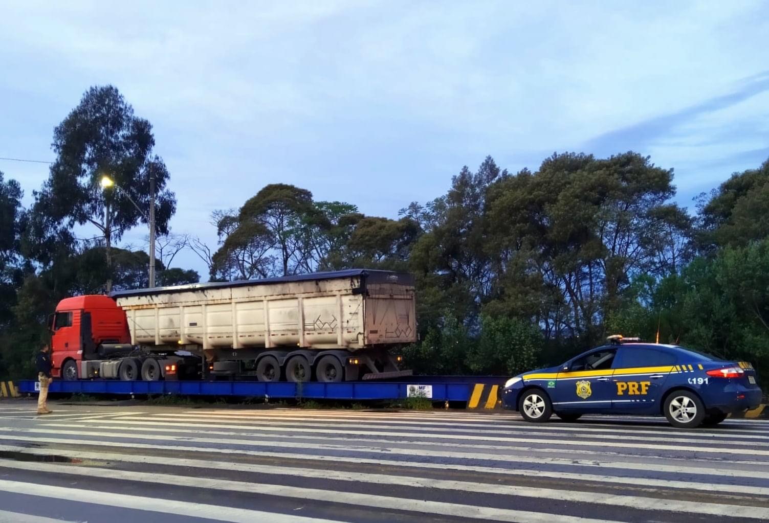 PRF flagra mais de 18 toneladas de excesso em carreta de Criciúma na BR-280