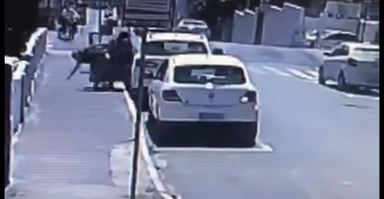 Vídeo flagra mulher sendo retirada à força do carro em assalto a veículo à luz do dia em SC