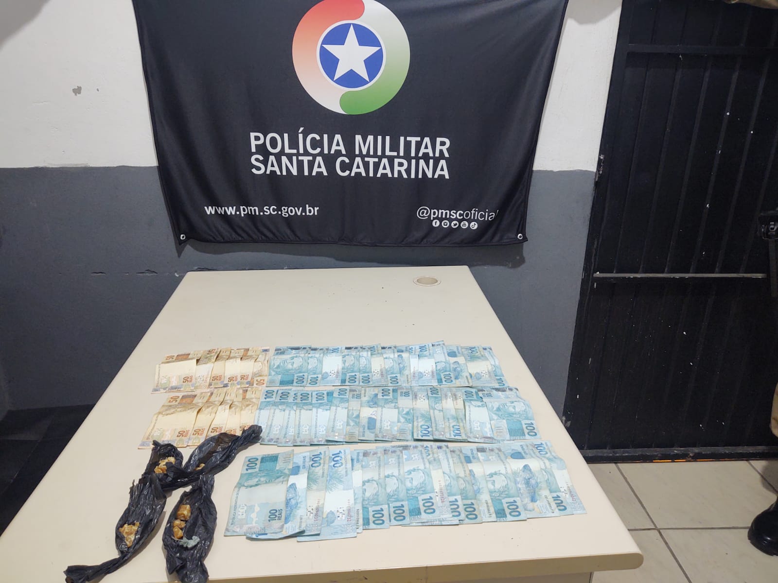 Polícia Militar prende homem e apreende dinheiro e droga em Criciúma