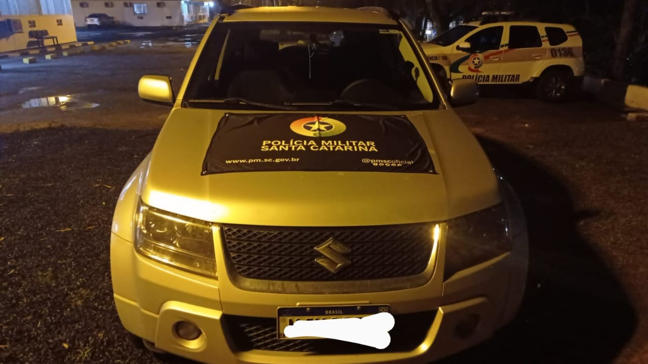 Homem é preso após roubar carro, celulares e dinheiro no centro de Criciúma
